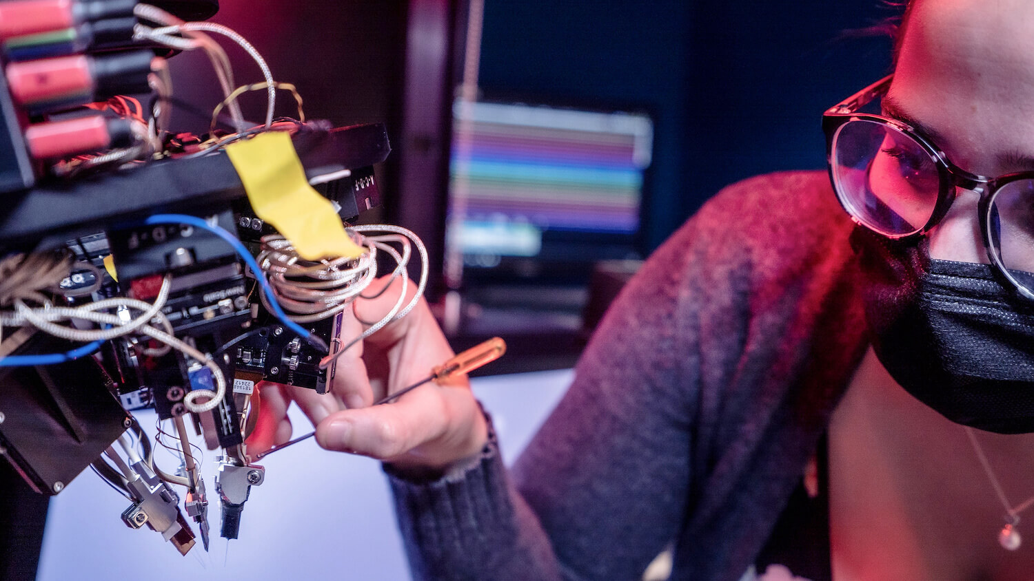 Tamina Ramirez, a neuroscientist in the Allen Institute’s MindScope Program, adjusts Neuropixels probes for an experiment — these whisper-thin silicon probes can record electrical activity from more than 1,000 neurons in a single experiment.