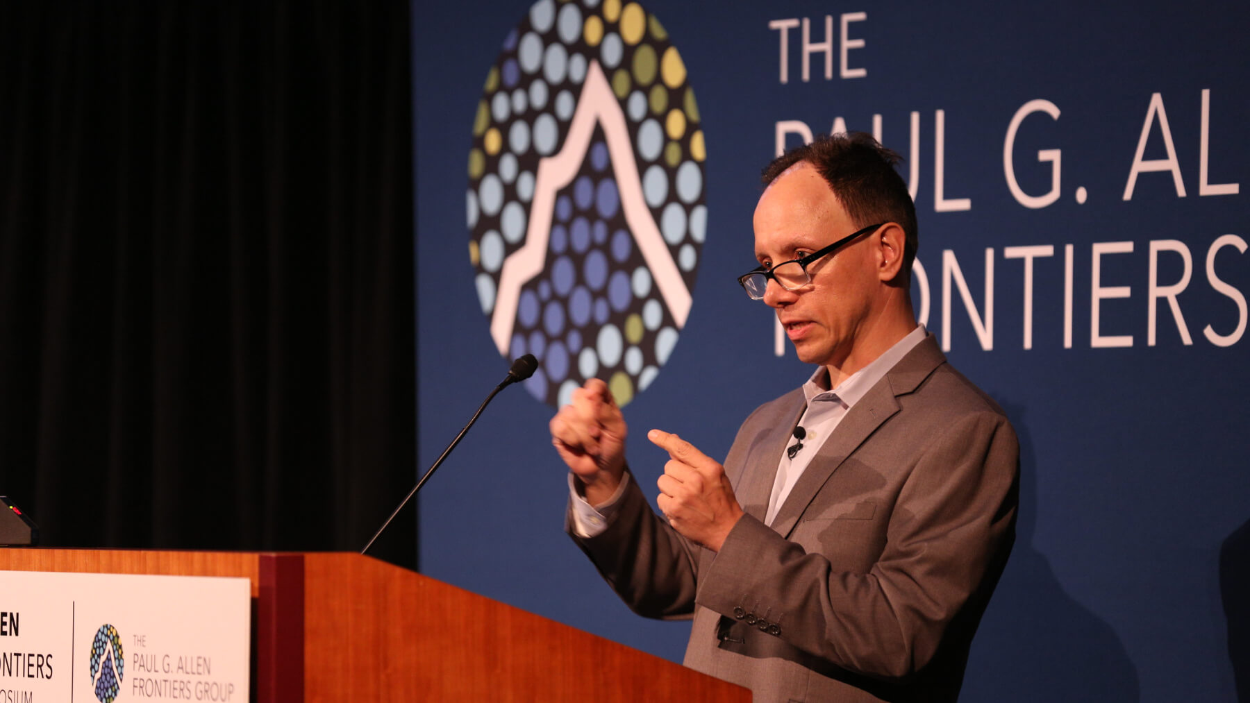 Allen Distinguished Investigator Steve Horvath, Ph.D., speaks about his research at the 2019 Allen Frontiers Symposium in Boston. Photo by Erik Dinnel / Allen Institute 