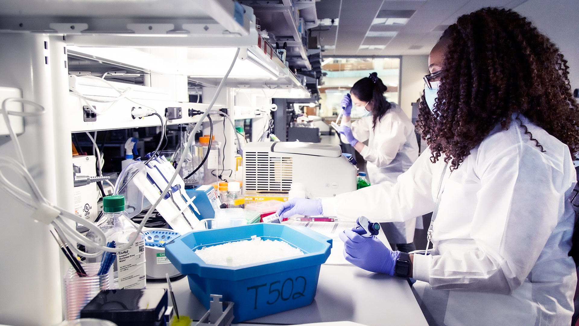 http://Researchers%20working%20on%20experiments%20in%20the%20lab%20at%20the%20Allen%20Institute.