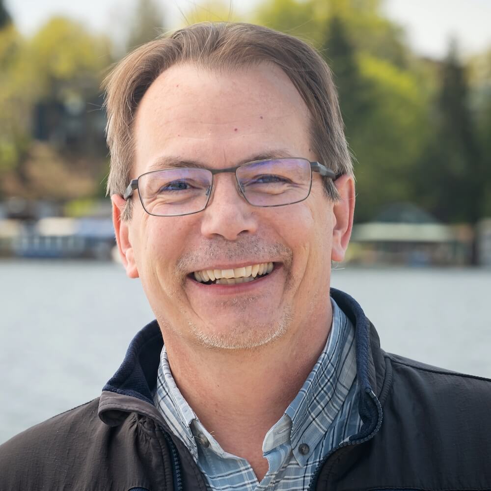 headshot of evan eichler