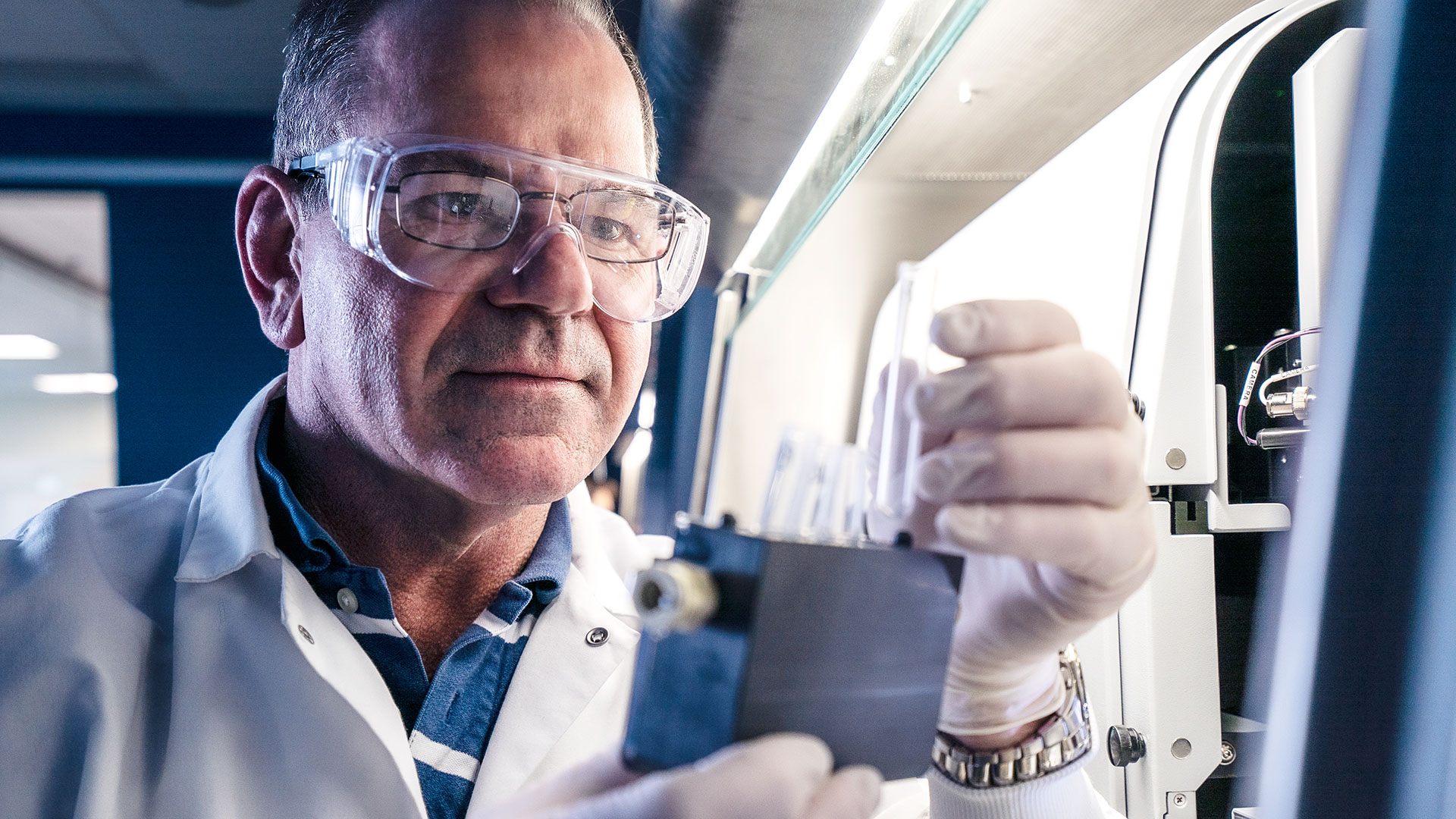 An Immunology researcher at work in the lab at Allen Institute HQ.